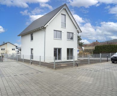 Neubau: Freistehendes Energieeffizienzhaus mit moderner Luft-Wasser-Wärmepumpe, Fußbodenheizung & Keller, schlüsselfertig