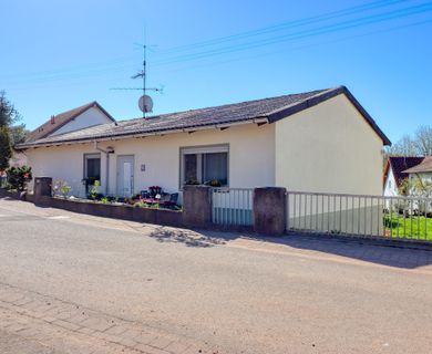 MG – Bungalow am Feldrand mit Doppelgarage, Garten und Waldgrundstück