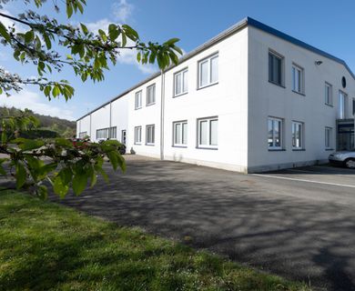 MG – Konken: Industriewerk mit Parkplätzen und Verwaltungsfläche