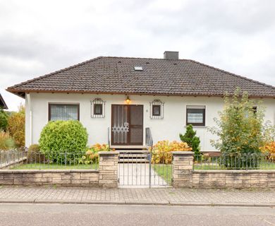 MG – Merzalben: Einfamilienhaus mit Indoor Pool, Garten und Garage